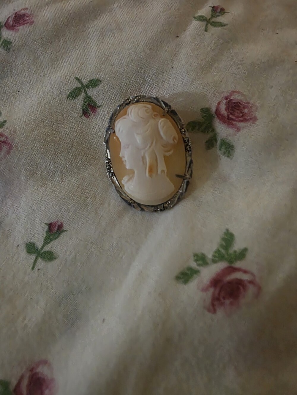 Vintage Cameo Brooch Pin - Cream and White Oval Profile